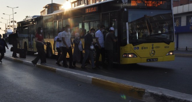 Sosyal mesafe hiçe sayıldı, yolcular otobüse binmek için birbiriyle yarıştı