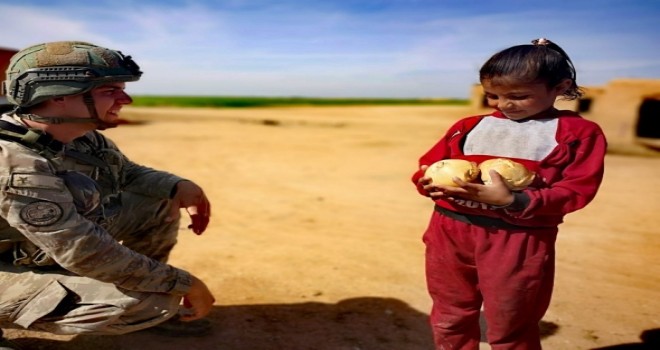 Mehmetçik ekmeğini Suriyelilerle paylaşıyor