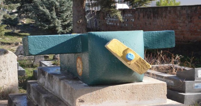 Malatya’daki uçak mezar görenleri şaşırtıyor