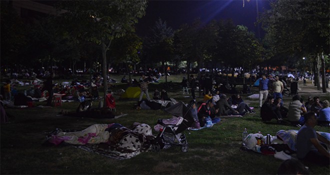  İstanbullular geceyi parklarda geçirdi