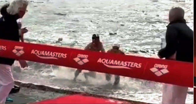 Yarışı kazanabilmek için çocuk sporcuyu iterek denize düşürdü