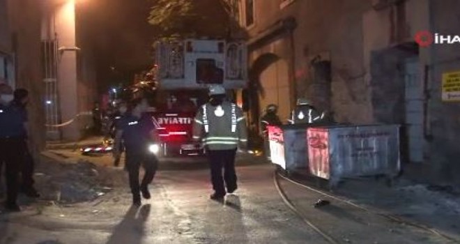 Fatih'te çöken 3 katlı metruk binadan 1 kişi sağ çıkarıldı