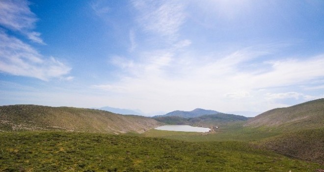 Ahir Dağı'nda zirvesindeki Karagöl havadan görüntülendi
