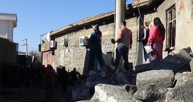  Diyarbakır'da mahalle sakinleri, çevik kuvvet ekibine 'tarihi' taşlarla saldırdı