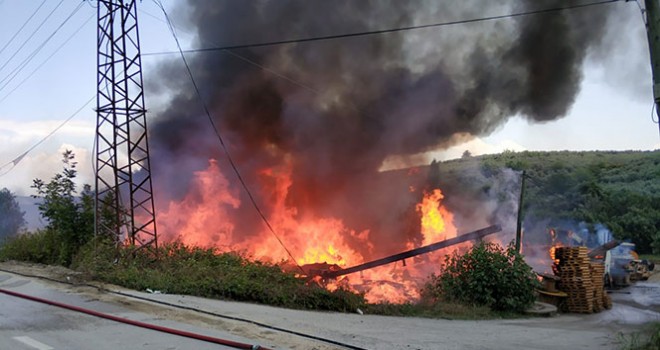 Bursa'da kereste fabrikası alev alev yandı