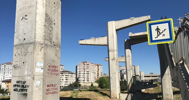 İstanbul'da engelli rampası olmayan üst geçit için 'Dürüst belediye istiyoruz' tepkisi