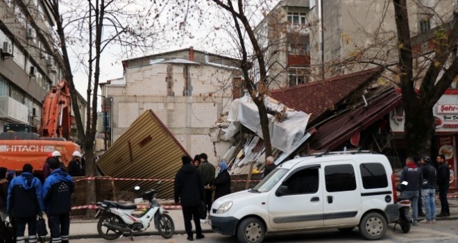 Bina altına kalmaktan son anda kurtuldu