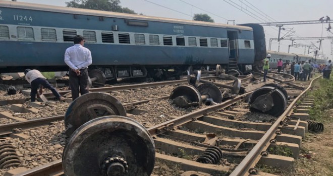 Hindistan'da hızlı tren raydan çıktı
