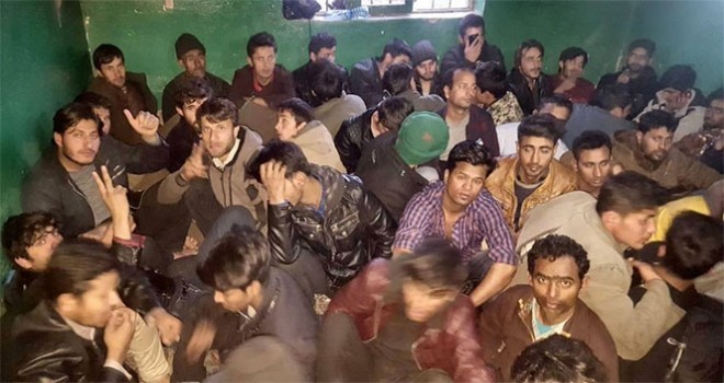 Bir eve hapsedilmiş 250 kaçak göçmen yakalandı