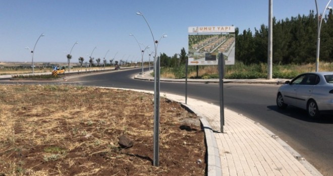 Belediye değiştirdi, valilik söktü, eski tabela yeniden yerleştirildi