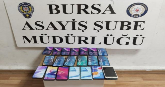 Çekiçle camını kırdığı vitrinden 20 cep telefonu çaldı; o anlar kamerada