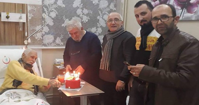 Eşref Kolçak doğum gününü hastanede kutladı