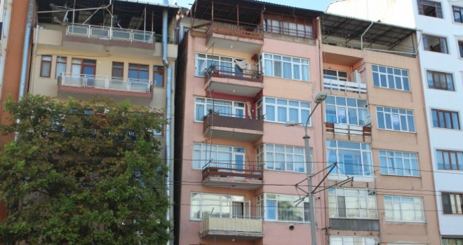 Deprem gerçeğine rağmen Kocaeli'de yamuk binalarda yaşıyorlar
