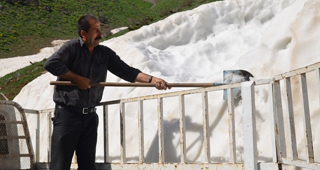 Dağlardan topladıkları karları ilçede sattılar