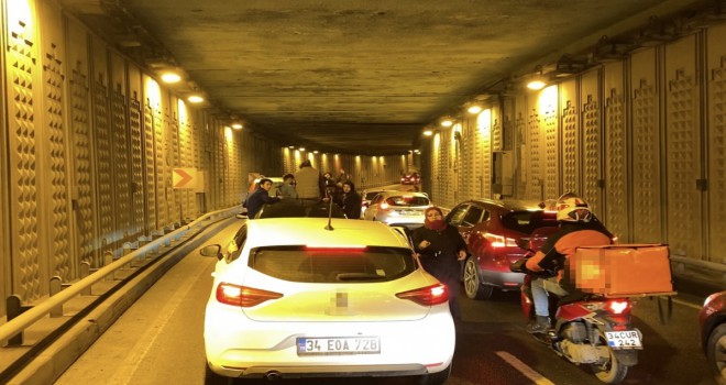 Ümraniye'de asker eğlencesinde trafik magandaları alt geçidi trafiğe kapattı