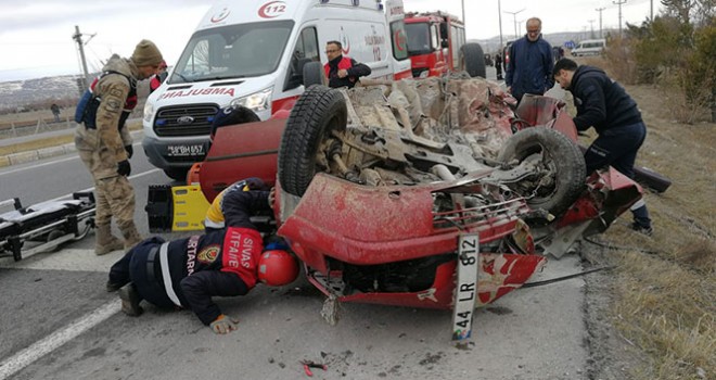 Hastane yolunda takla atan otomobilde anne ve oğlu yaralandı