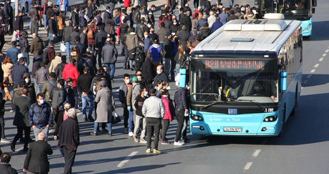 Metrobüs kazası nedeniyle Cevizlibağ'da yolcu yoğunluğu: Sosyal mesafe hiçe sayıldı