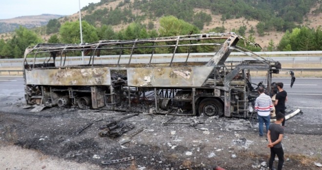  TEM'de, seyir halindeki otobüs alev alev yandı!