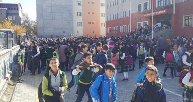 Ağrı'da korkutan deprem! Okullar tatil edildi