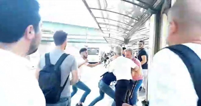 Metrobüs durağında tekme ve tokatlı kavga kamerada