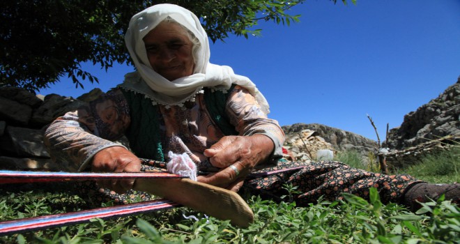 Antalya'da Yörükler kolan dokuma ve kirmen eğirme kültürünü yaşatıyor