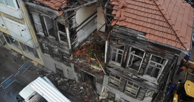  Üsküdar'da eski binada kısmi çökme meydana geldi