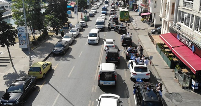 İstanbul'da lüks otomobillerle tehlikeli mezuniyet kutlaması kamerada