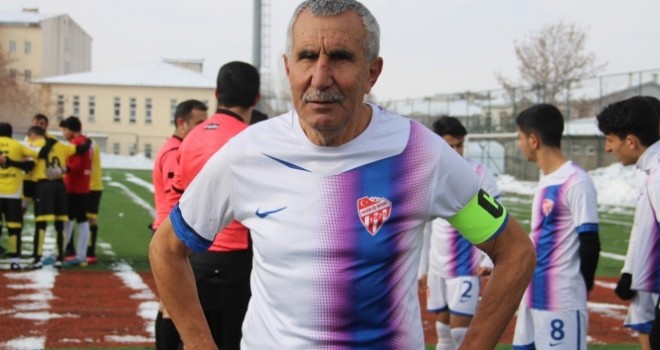  71 yaşındaki futbolcu Erzurum'a transfer oldu