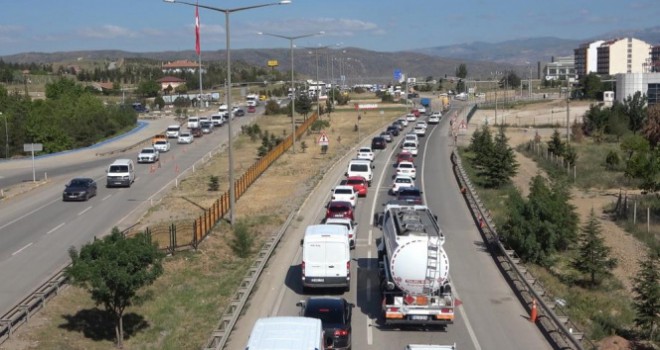 Hafta sonu kısıtlamasının ardından 43 ilin geçiş noktasında trafik yoğunluğu