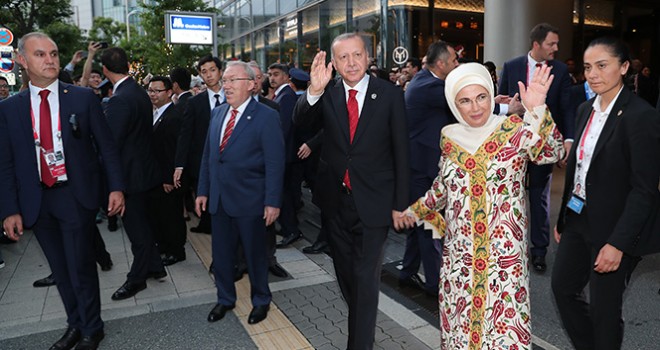Cumhurbaşkanı Erdoğan ve eşi Japonya'da Türk vatandaşlarını selamladı