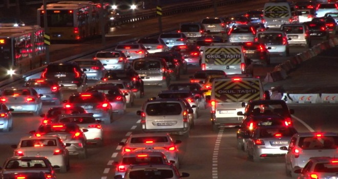 İstanbul'da haftanın ilk iş gününde yağmur, trafiği vurdu