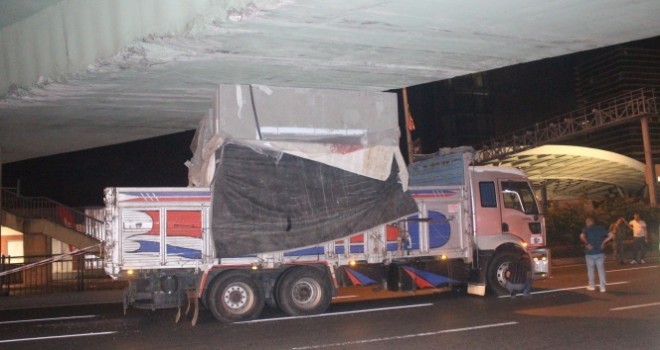 Üsküdar'da riskli binaların yıkımı havadan görüntülendi