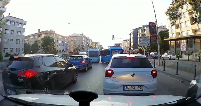 Maltepe'de minibüsçülerin yolcu kapmak için yarıştığı anlar kamerada