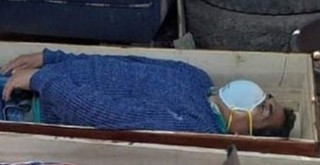 Yakalanınca tabuta girip ölü taklidi yaptı