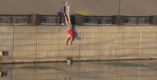 Rusya'da nehre düşen topu kurtarmak isteyen gençlerin operasyonu viral oldu