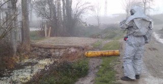 Kanal kenarına atılan tüpte kimyasal iddiası: 2'si polis toplam 12 kişi hastaneye kaldırıldı