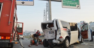 İETT otobüsü, servis aracına çarptı: 6 yaralı