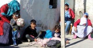 Evleri yanan aile kömürlükte yatıyor