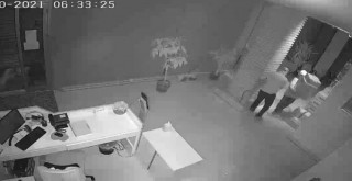 İstanbul'da hırsızlık çetesi işyerini böyle yağmaladı