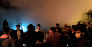 5 katlı binada çıkan yangın mahalleliyi sokağa döktü, sosyal mesafe unutuldu