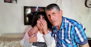 Fedakar baba: İki kızına hem annelik hem de babalık yapıyor