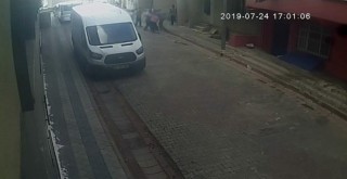 Sultangazi'de sokak ortasında tartıştığı komşularını bıçakladı