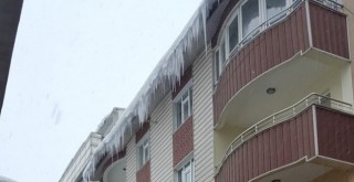  Çatıdan düşen kar kütlesi öldürdü