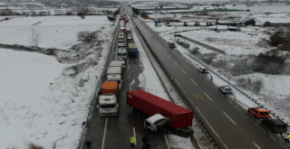 Kuyruğun ucu bucağı yok! TIR, karda kaza yaptı Bursa İzmir karayolu felç oldu...