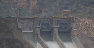 Kırılan baraj kapağının yenisi 7 TIR’la getirildi