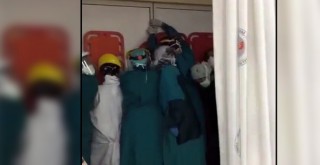 Sağlık çalışanları sedyeyle korunmaya çalıştı