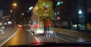Beyoğlu'nda patenli gençlerin tehlikeli yolculuğu kamerada