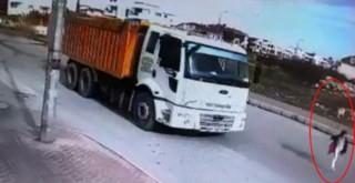 Sahipsiz köpeklerden kaçarken kamyonun altında kalan Mahra yaşam savaşını kaybetti