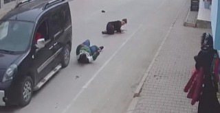 Kapkaççı dehşeti! Telefon sahibini ve ablasını yerde böyle sürükledi