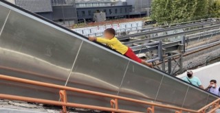 Küçük çocuğun yürüyen merdivenlerdeki tehlikeli oyunu kamerada